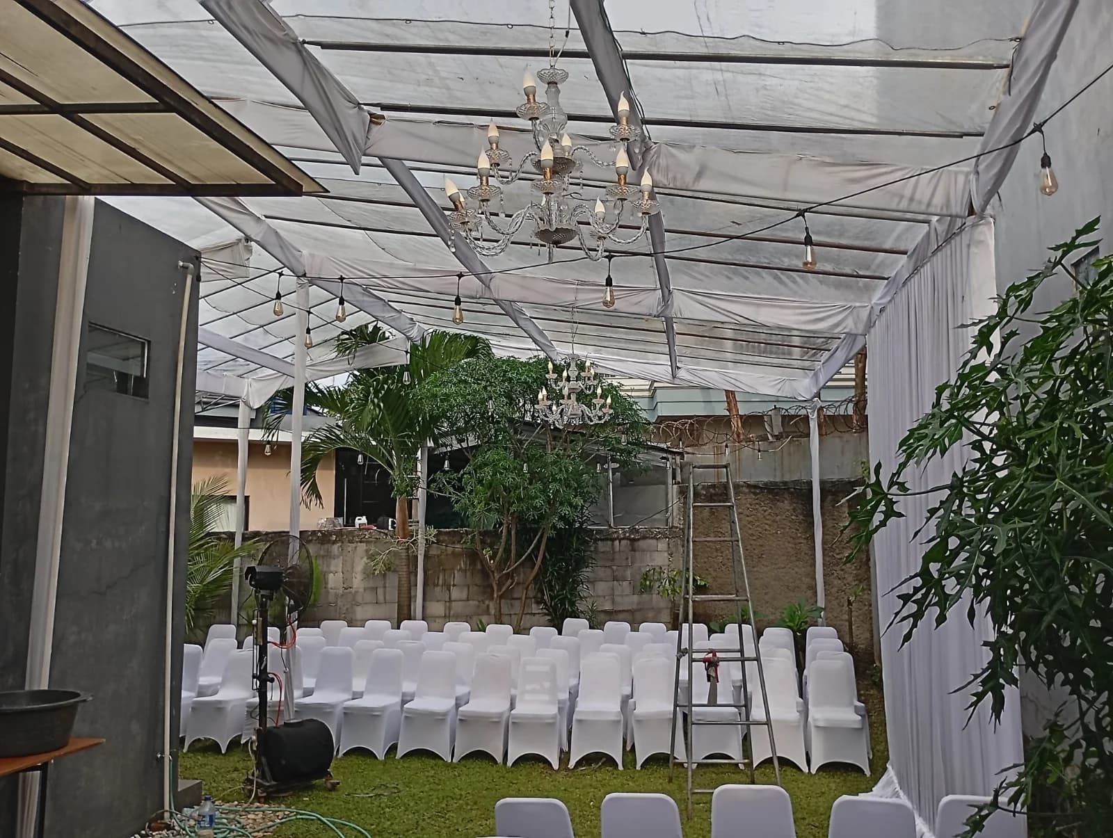 Tenda Transparan